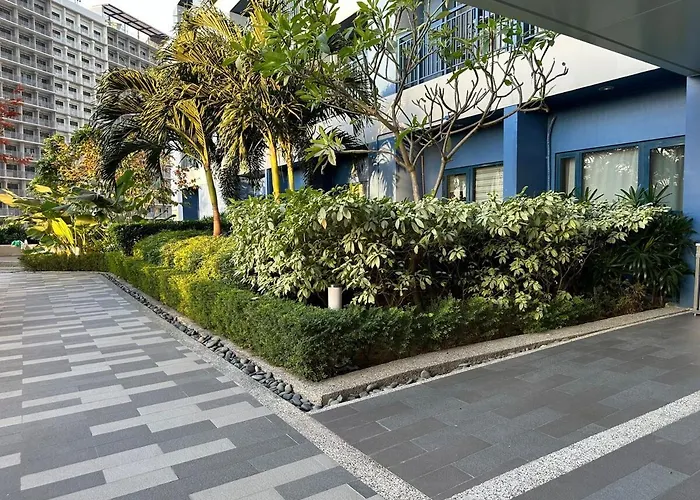 A King-size Bed At Air Residences Condo, Ayala Ave, Makati Apartment