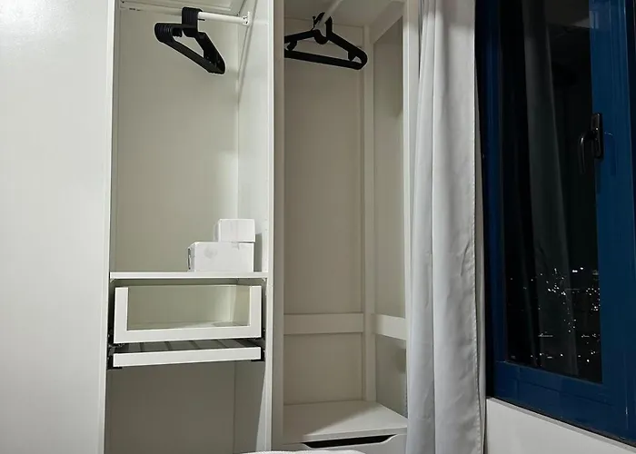 Apartment A King-size Bed At Air Residences Condo, Ayala Ave, Makati Manila