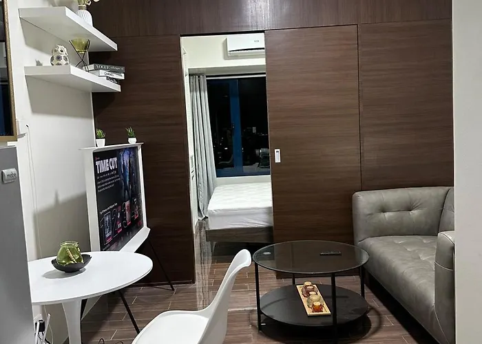 Apartment A King-size Bed At Air Residences Condo, Ayala Ave, Makati