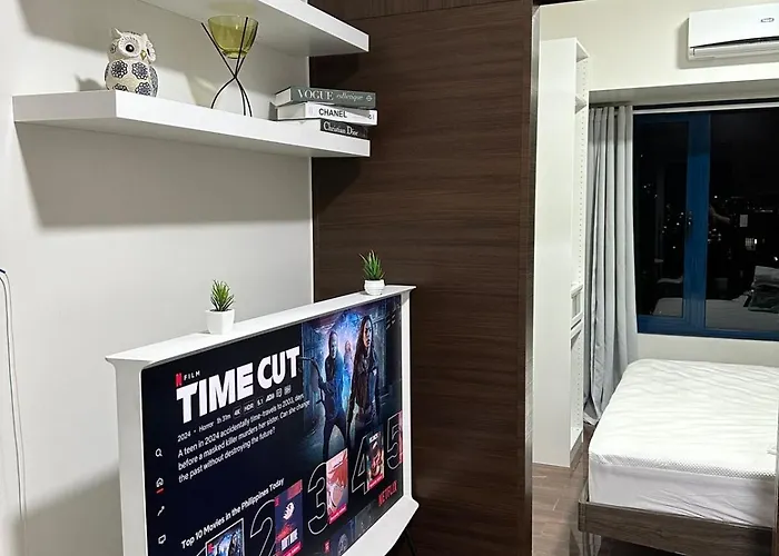 A King-size Bed At Air Residences Condo, Ayala Ave, Makati Apartment